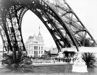 El Pabellón de Gas visto a través de la base de la Torre Eiffel, Exposición de París, 1889